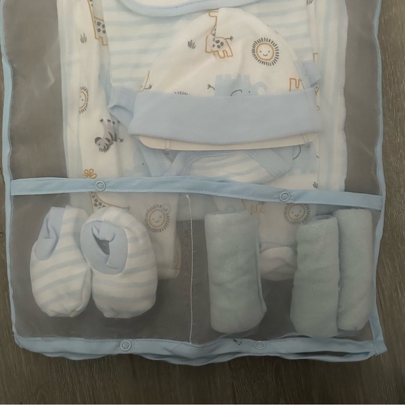 2 Baby Sets Body Suit Sleeper Socks Bib Wash Cloth Size 0-3 3-6 Months - Picture 6 of 9